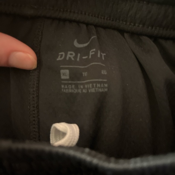 Black and white Nike basketball shorts. Kids size XL. - Picture 5 of 5